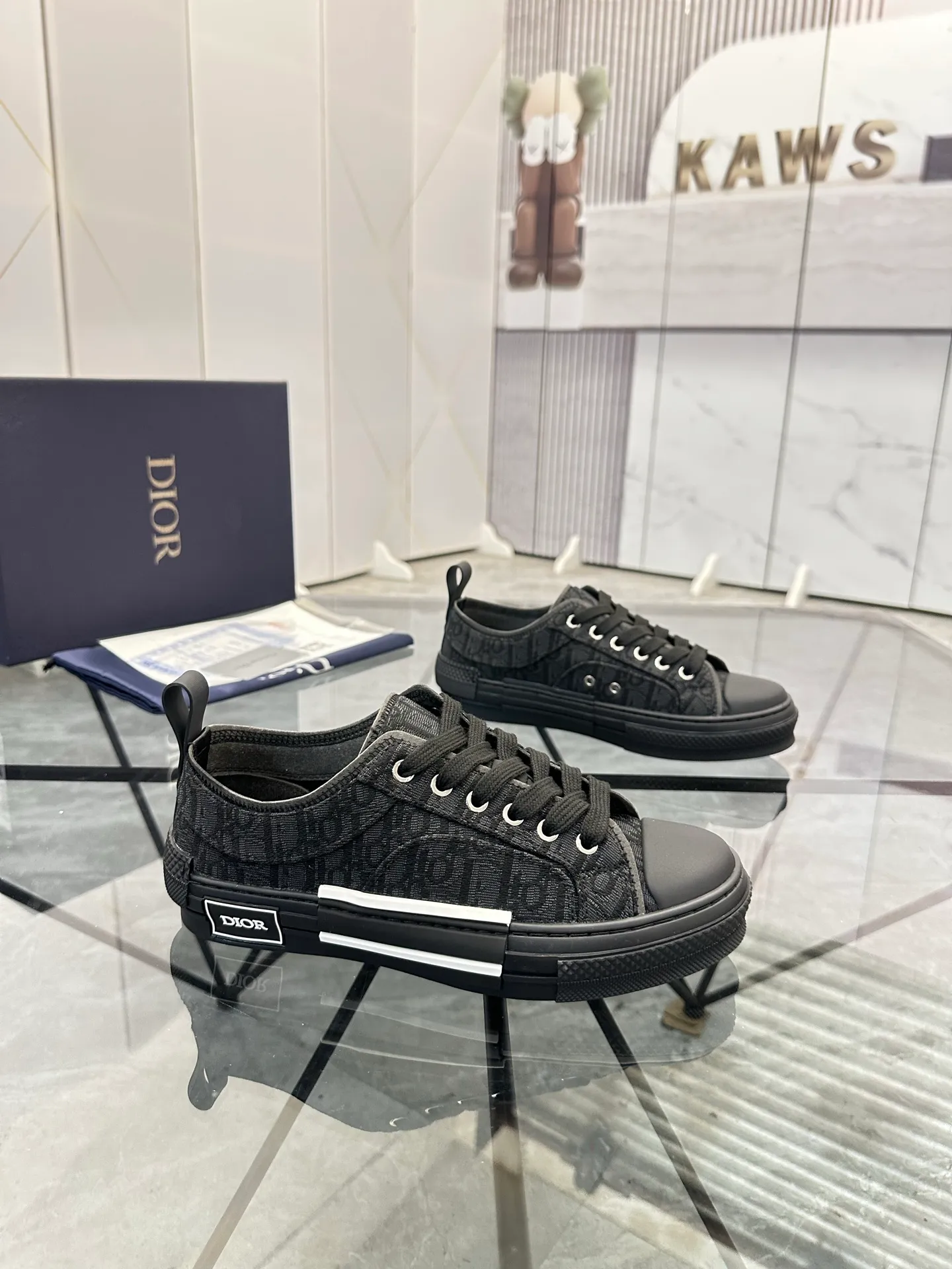 Selling men's shoes 💰: 💰P420¥ Product trademark: Dio* "Dior*" low-top casual shoes Regular size: 36-45 (can be customized to 46) Couple style B23 Product materials: Upper imported original fabric, breathable lining, original outsole. No.: 007
